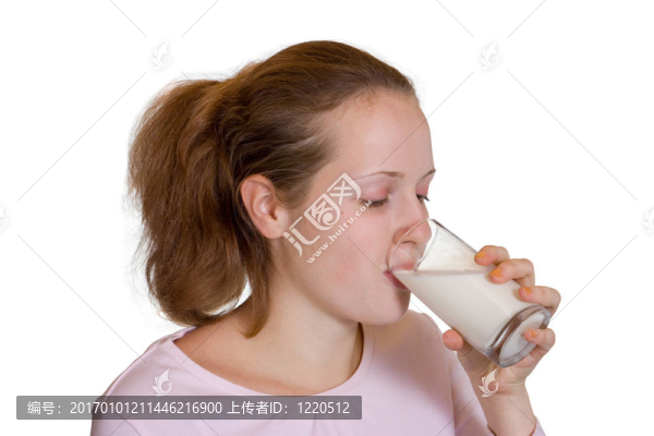 女孩喝牛奶