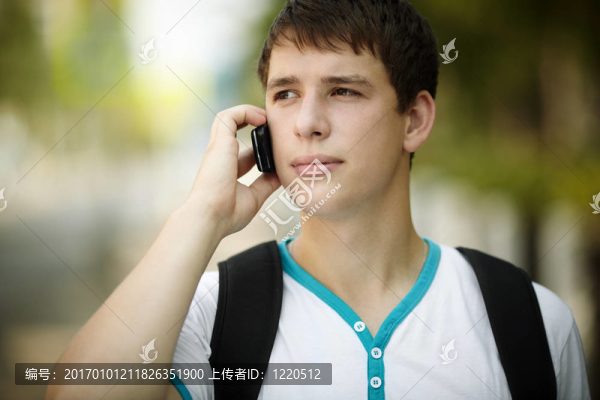 青少年在電話