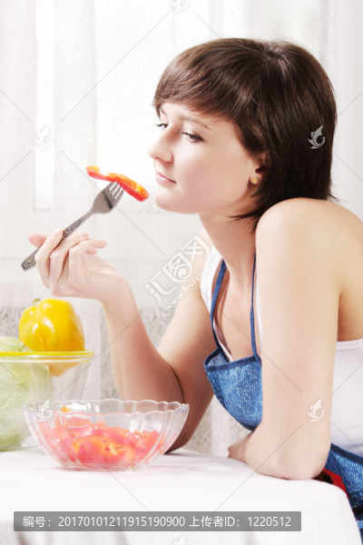 家庭主婦吃新鮮辣椒沙拉