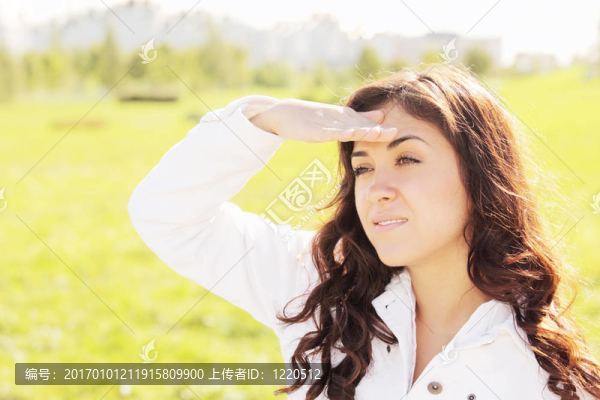 年輕女子從手下看峰