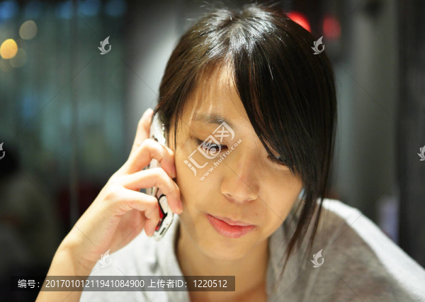女人在餐廳里打電話