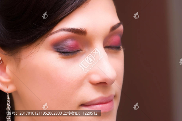 黑發(fā)的年輕女士的化妝師準(zhǔn)備的特寫(xiě)