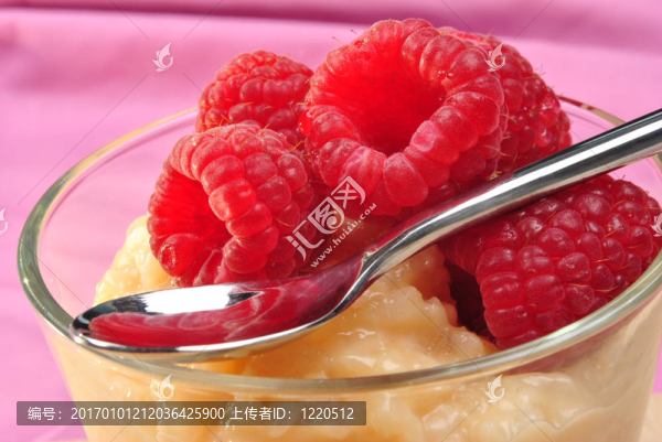 自制奶油覆盆子布丁