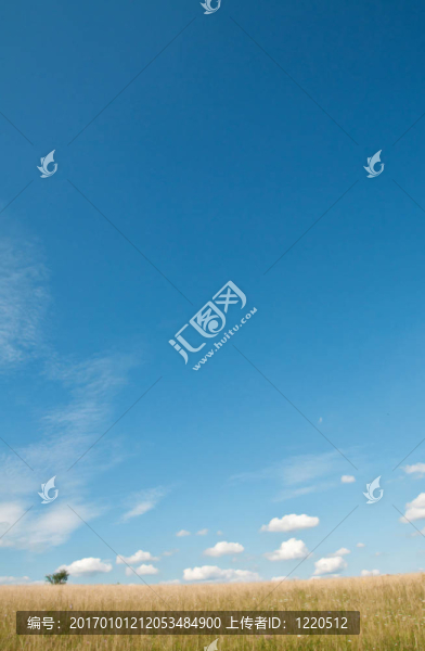 藍(lán)色夏日天空上的云朵