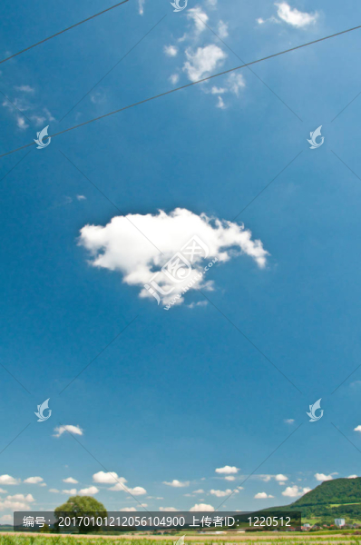 藍色夏日天空上的云朵