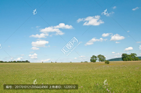 藍(lán)色夏日天空上的云朵
