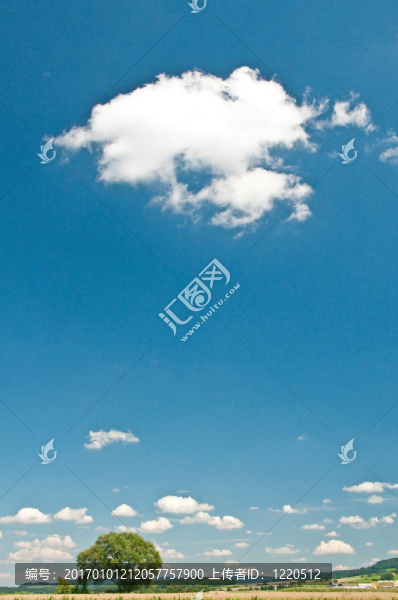 藍(lán)色夏日天空上的云朵