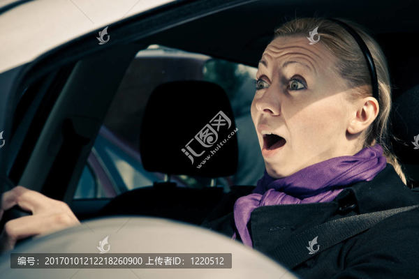 年輕女子開車時(shí)尖叫