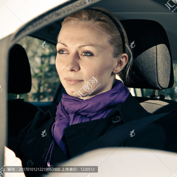 坐在汽車?yán)餃?zhǔn)備開車的女人
