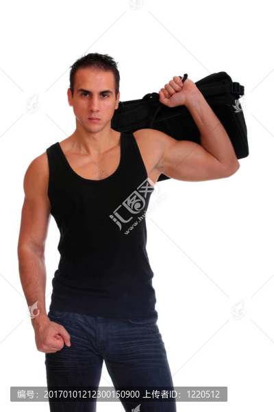 肌肉發(fā)達(dá)的男人拿著包