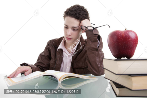 可愛的男孩學(xué)習(xí)和思考，以及一些蘋果頂部的一些書籍