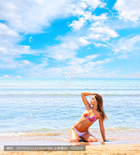 在海灘上放松的美麗模型