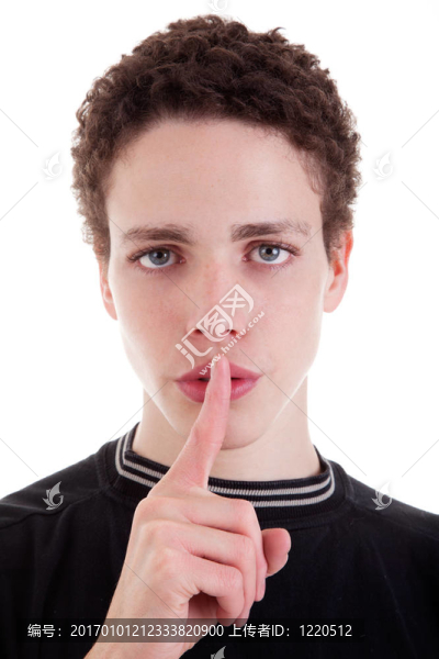 可愛的年輕人；要求沉默；孤立的白色；工作室拍攝