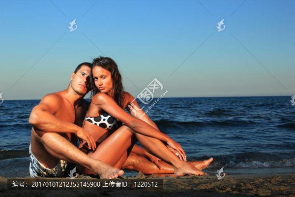 一對迷人的夫婦在海灘上放松