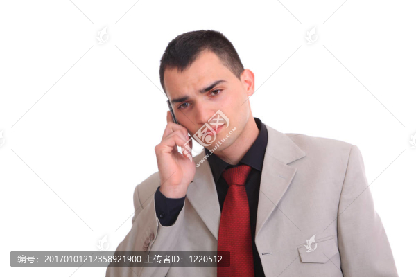 年輕商人在手機上