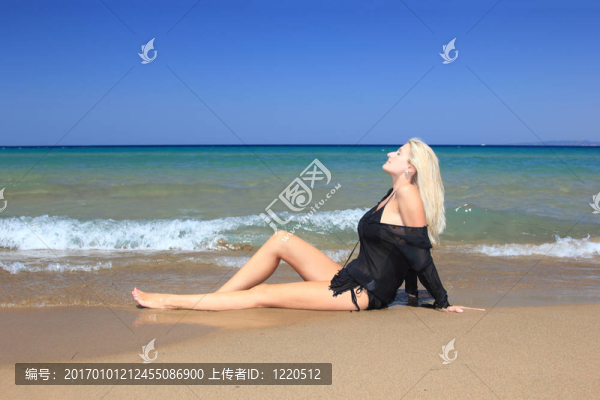 海灘上迷人的女孩