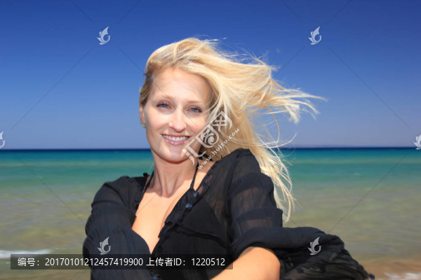 海灘上迷人的女孩
