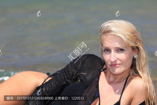 海灘上迷人的女孩
