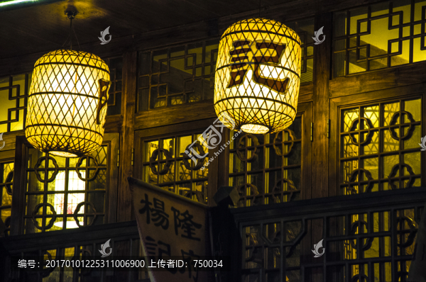 大紅燈籠高高掛