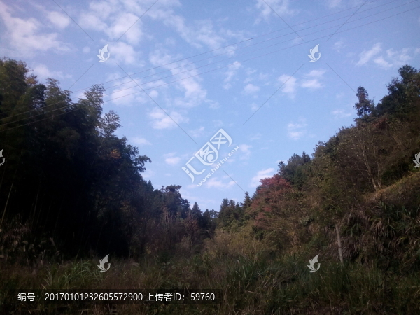 山丘藍天