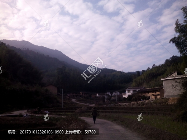 走在鄉(xiāng)間的小路上
