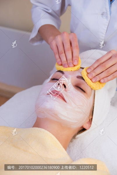 美麗的女孩在SPA沙龍