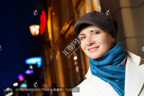 美麗的女孩在城市在夜間