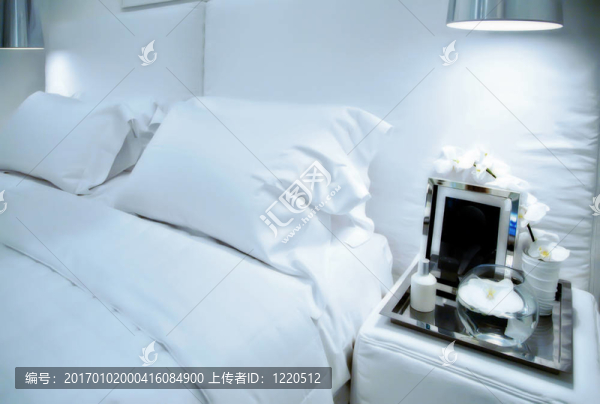 白色的睡房