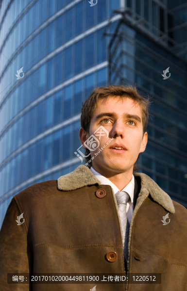 青少年自信的生意人在冬天穿的外套