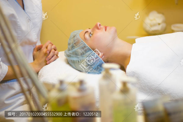 美麗的女孩在SPA沙龍