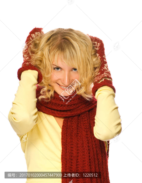 美麗的金發(fā)碧眼的女孩在冬季服裝觸摸她的頭發(fā)