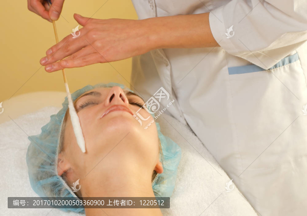 美麗的女孩在SPA沙龍