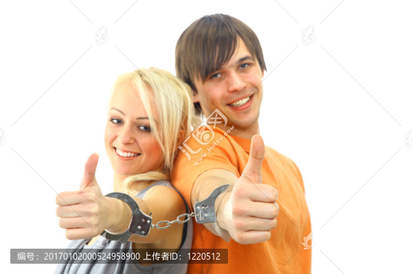 一對年輕夫婦在白色背景下微笑的肖像