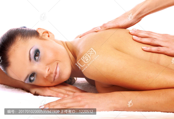 迷人的女人得到水療隔離白色