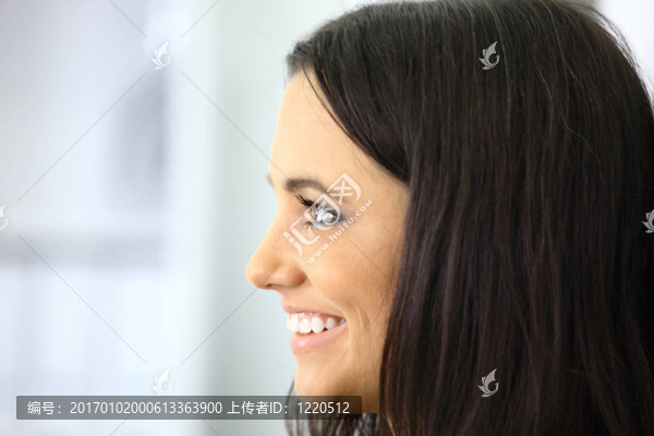 年輕的商人站在雙臂交叉在辦公室的肖像