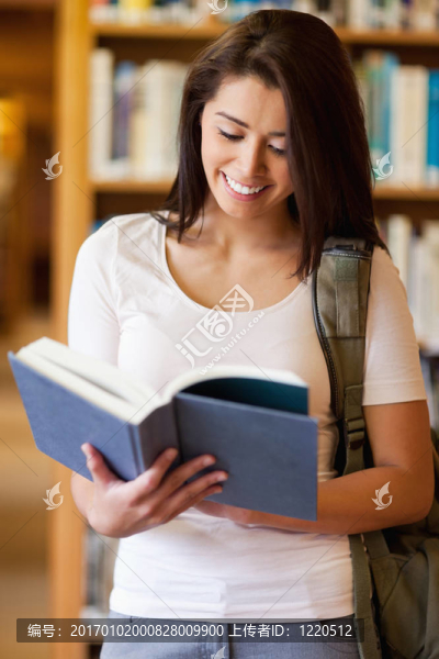 一個可愛的學(xué)生在讀一本書