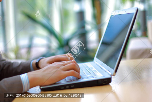 辦公室里的現(xiàn)代筆記本電腦打字