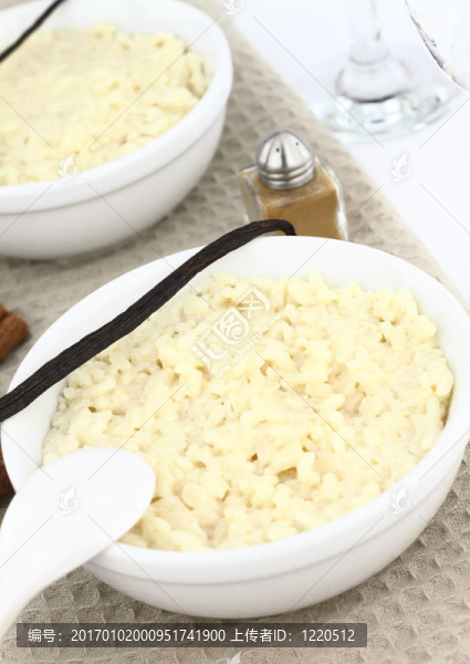 奶油米飯布丁在碗上