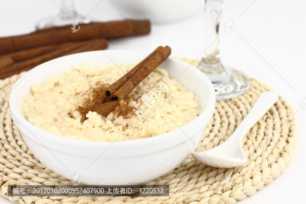 奶油米飯布丁在碗上