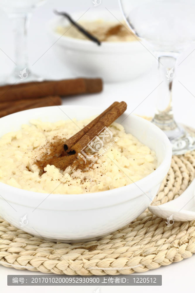 奶油米飯布丁在碗上