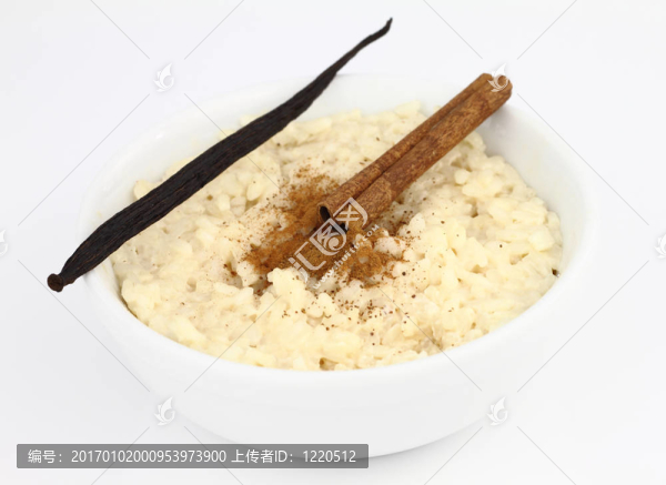奶油米飯布丁在碗上
