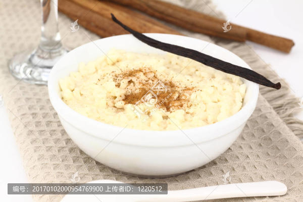 奶油米飯布丁在碗上