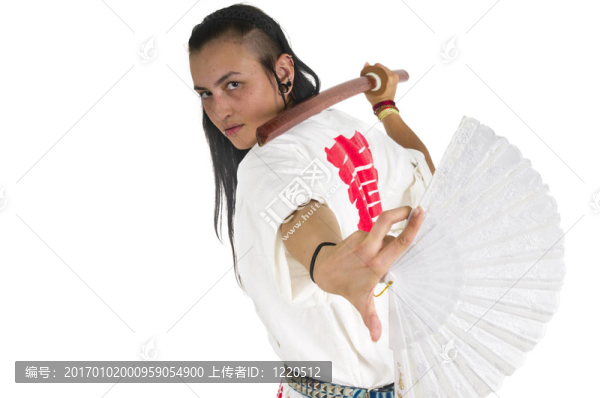 朋克少女揮舞著木刀