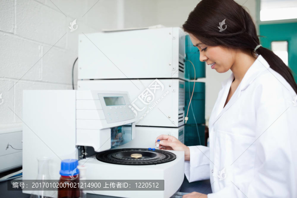 可愛的科學家使用離心機