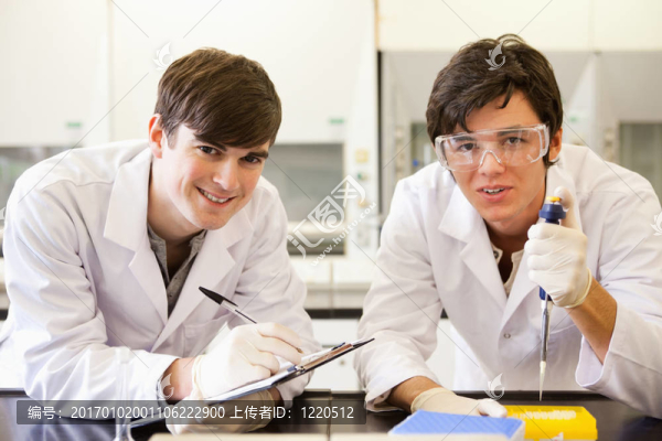 英俊的科學(xué)家做實(shí)驗(yàn)