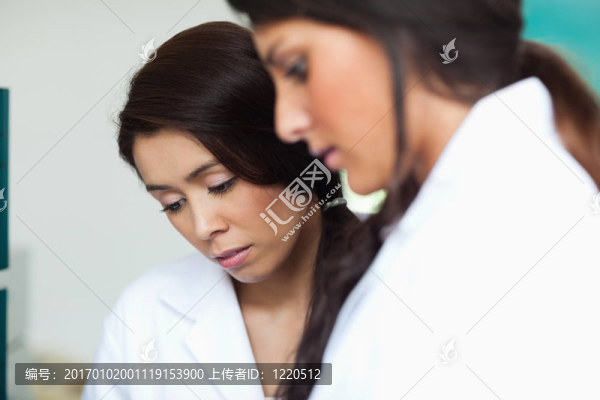 女人看東西