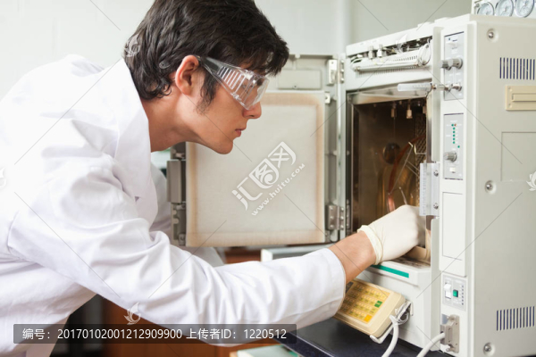 使用實驗室室爐的男科學家