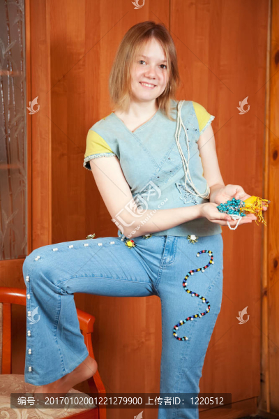 女孩為自己布串珠