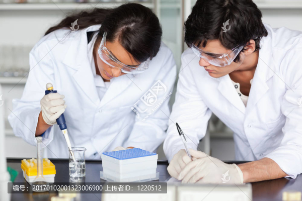 聚焦理科學(xué)生做實驗