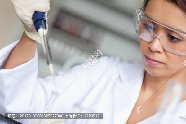 好看的女人倒在管里的液體
